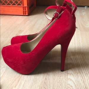 High heeled red pumps with strap